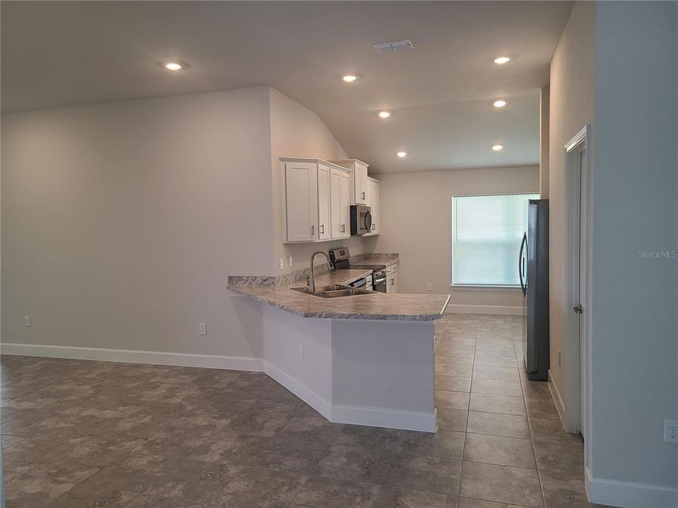 Под контрактом: $1,800 (4 спален, 2 ванн, 1820 Квадратных фут)