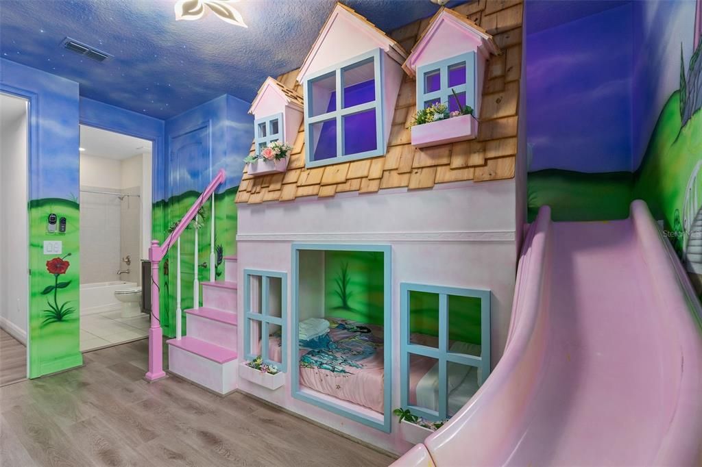 Active With Contract: $1,190,000 (11 beds, 10 baths, 5496 Square Feet)