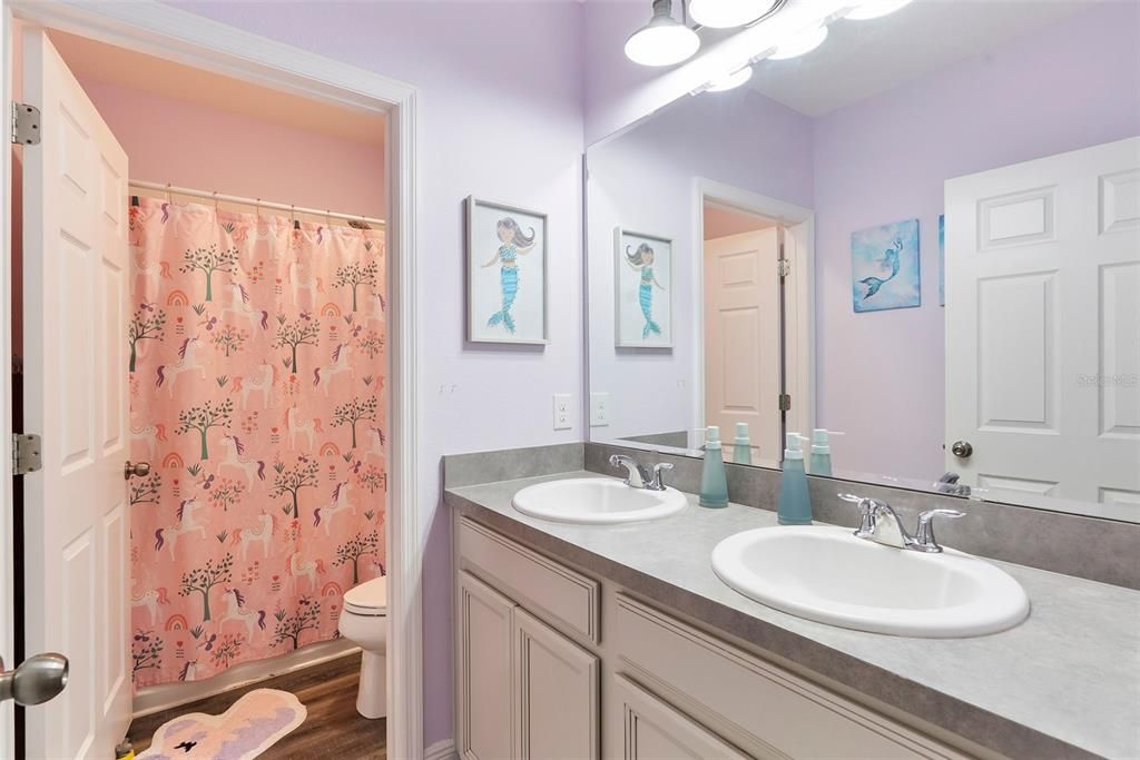 合同活跃: $389,000 (4 贝兹, 2 浴室, 2100 平方英尺)