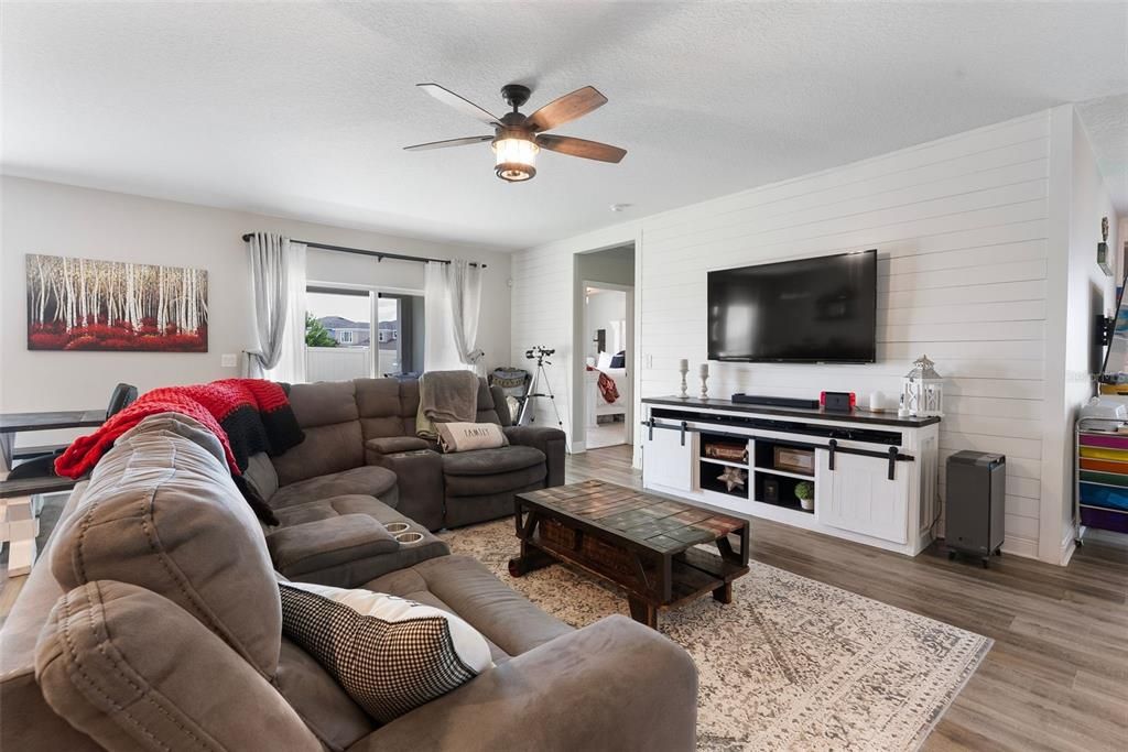 合同活跃: $389,000 (4 贝兹, 2 浴室, 2100 平方英尺)