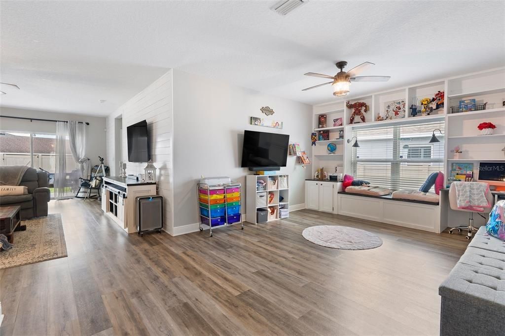 合同活跃: $389,000 (4 贝兹, 2 浴室, 2100 平方英尺)