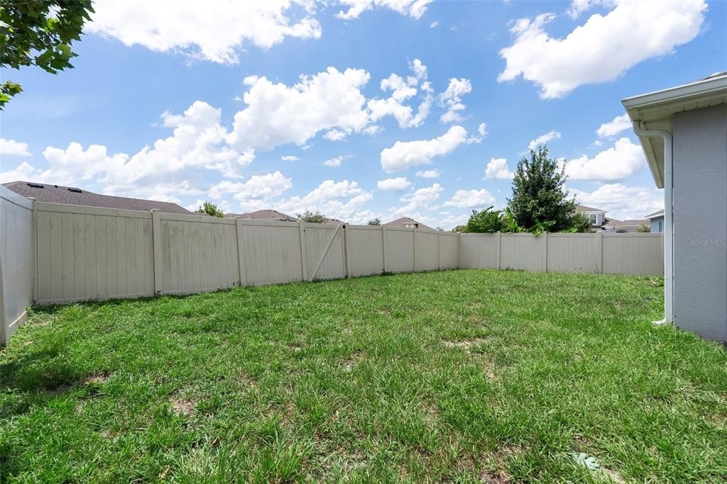 合同活跃: $389,000 (4 贝兹, 2 浴室, 2100 平方英尺)