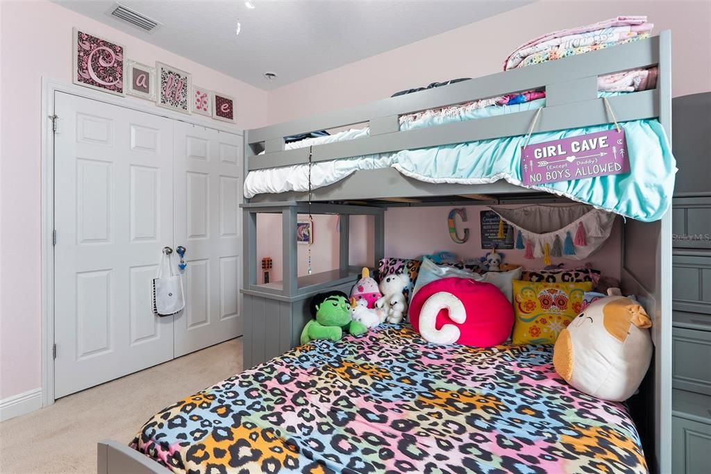 合同活跃: $389,000 (4 贝兹, 2 浴室, 2100 平方英尺)