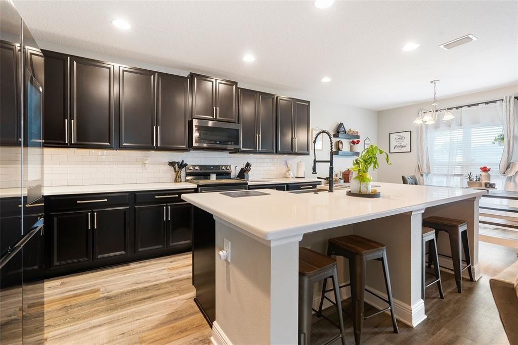 合同活跃: $389,000 (4 贝兹, 2 浴室, 2100 平方英尺)