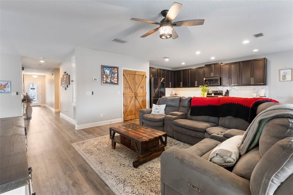 合同活跃: $389,000 (4 贝兹, 2 浴室, 2100 平方英尺)