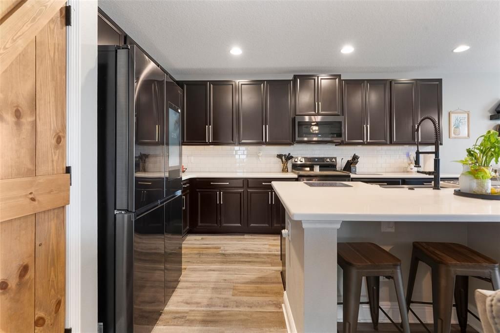 合同活跃: $389,000 (4 贝兹, 2 浴室, 2100 平方英尺)