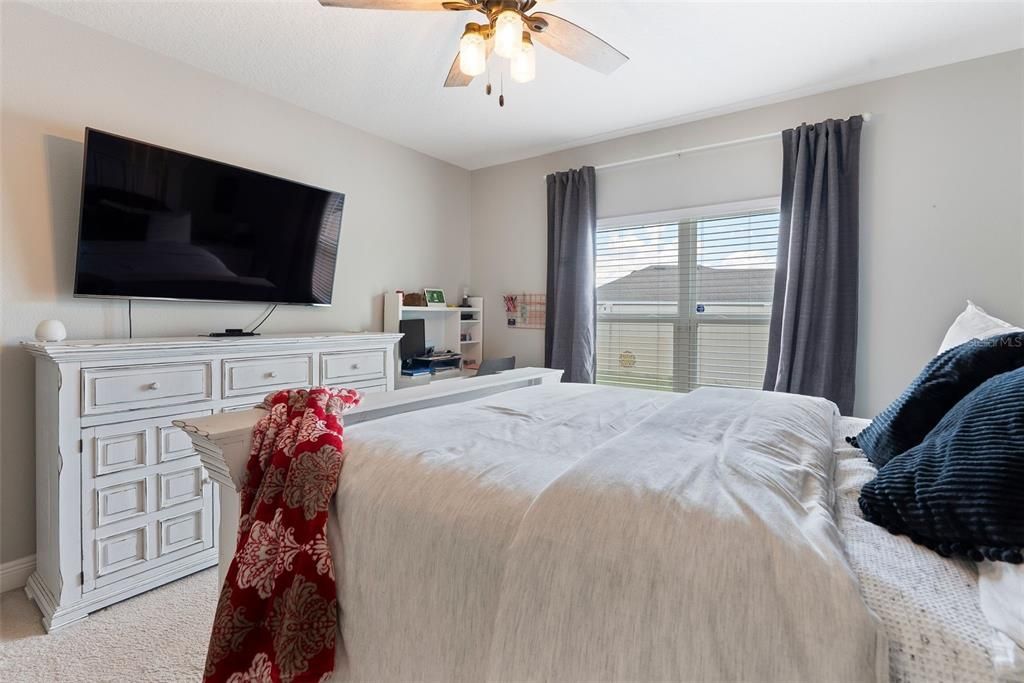 合同活跃: $389,000 (4 贝兹, 2 浴室, 2100 平方英尺)