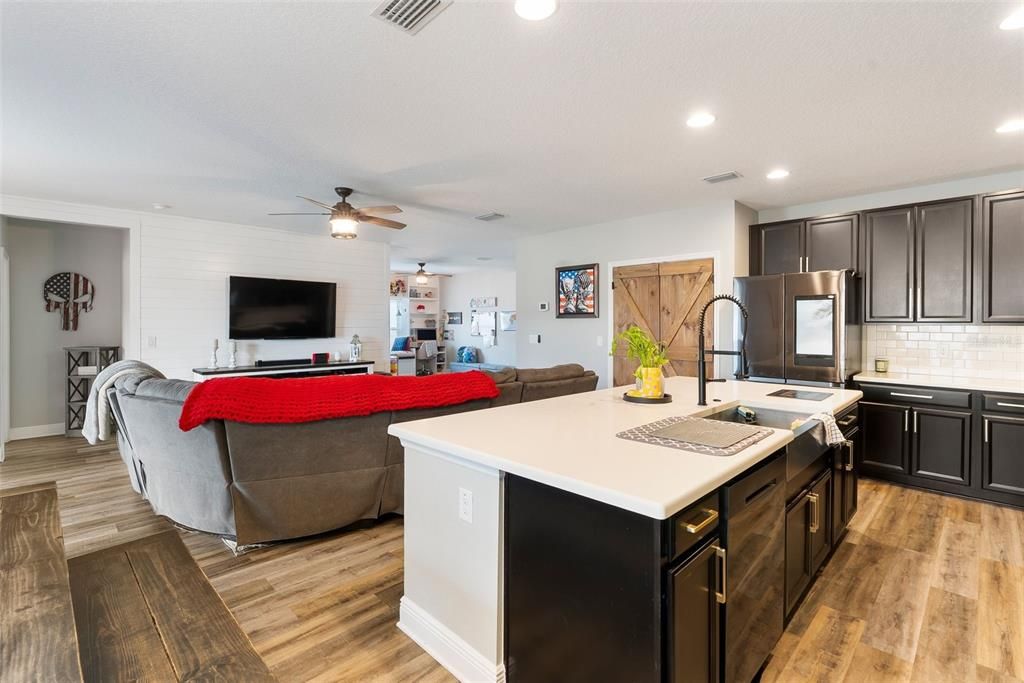 合同活跃: $389,000 (4 贝兹, 2 浴室, 2100 平方英尺)