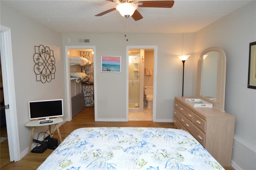 Active With Contract: $2,500 (2 beds, 2 baths, 1100 Square Feet)