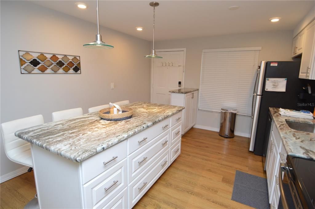 Active With Contract: $2,500 (2 beds, 2 baths, 1100 Square Feet)