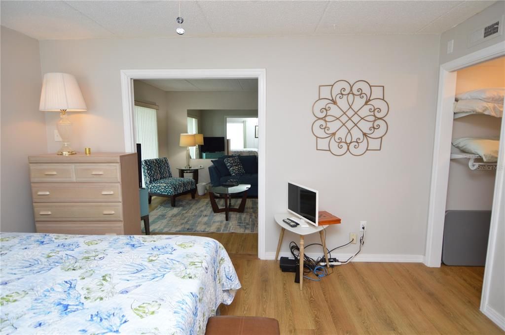 Active With Contract: $2,500 (2 beds, 2 baths, 1100 Square Feet)