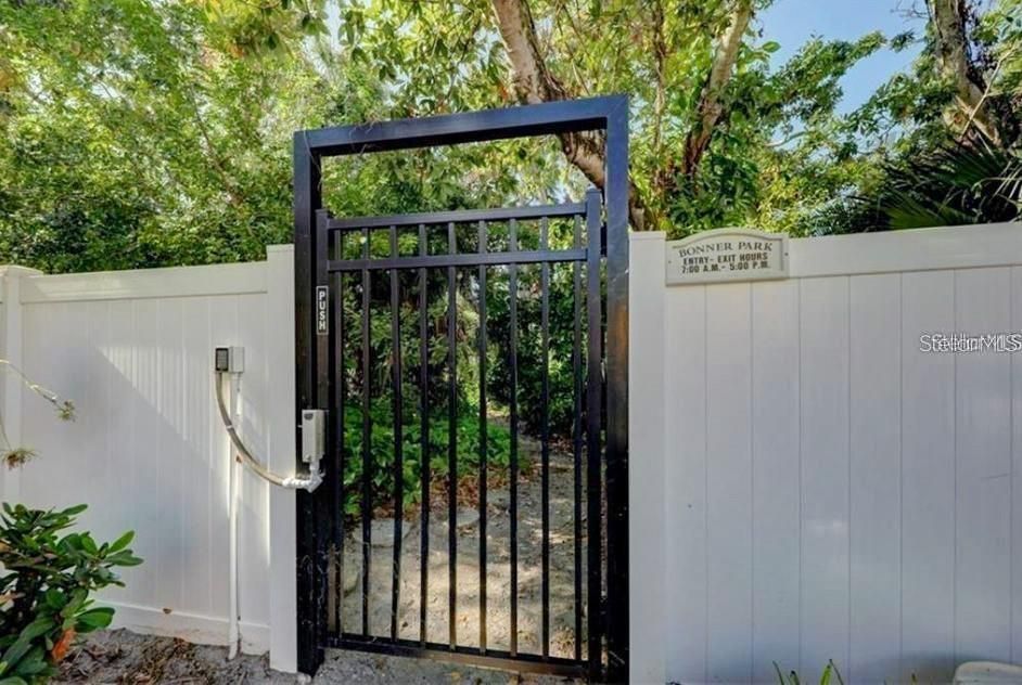 Active With Contract: $2,500 (2 beds, 2 baths, 1100 Square Feet)