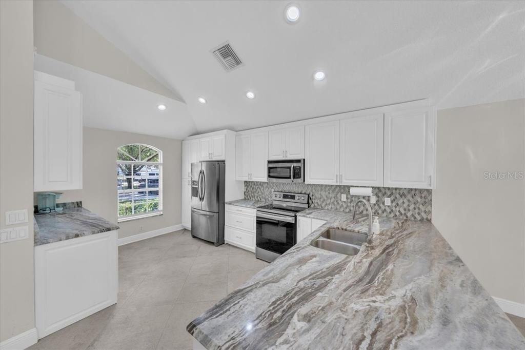 合同活跃: $415,900 (3 贝兹, 2 浴室, 1770 平方英尺)