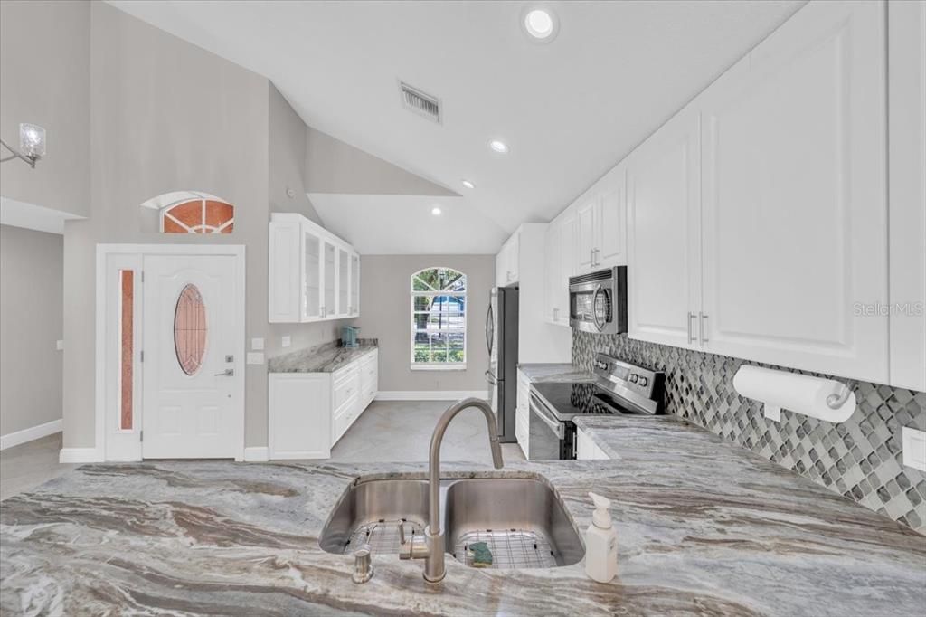 合同活跃: $415,900 (3 贝兹, 2 浴室, 1770 平方英尺)