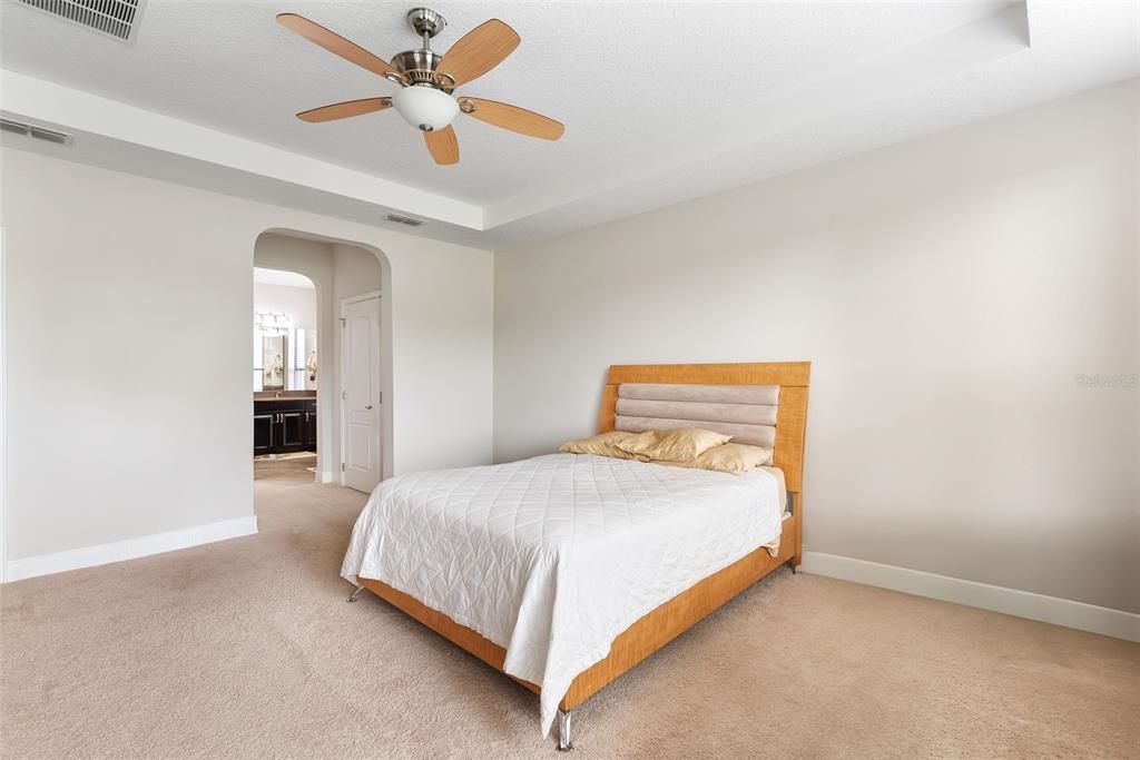 合同活跃: $599,900 (4 贝兹, 3 浴室, 3293 平方英尺)