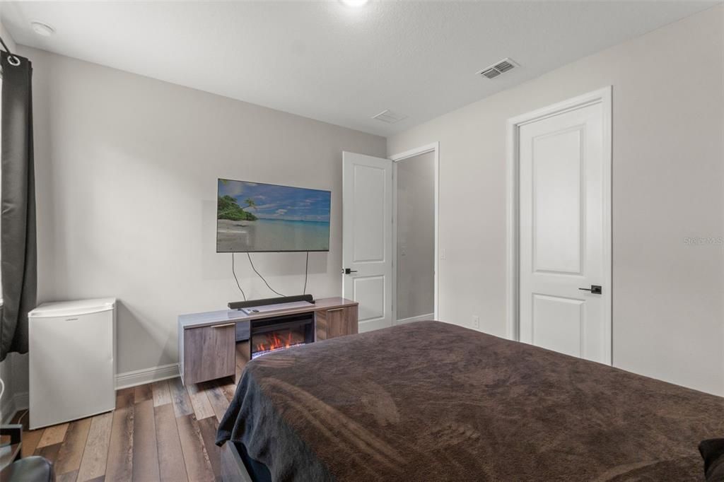 Под контрактом: $455,000 (3 спален, 3 ванн, 3029 Квадратных фут)