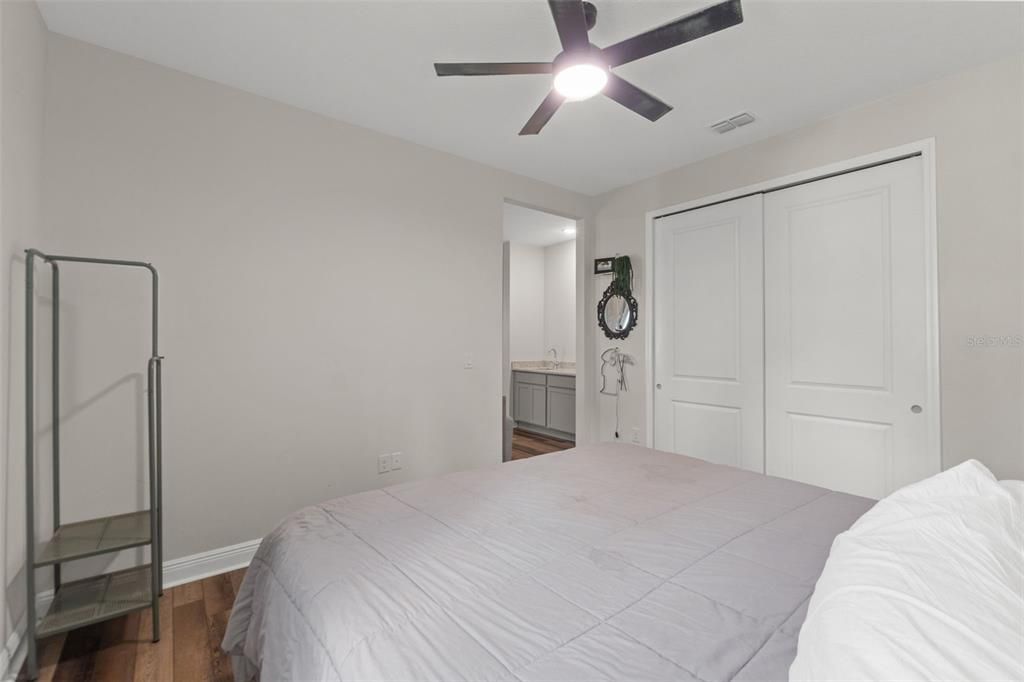 Под контрактом: $455,000 (3 спален, 3 ванн, 3029 Квадратных фут)