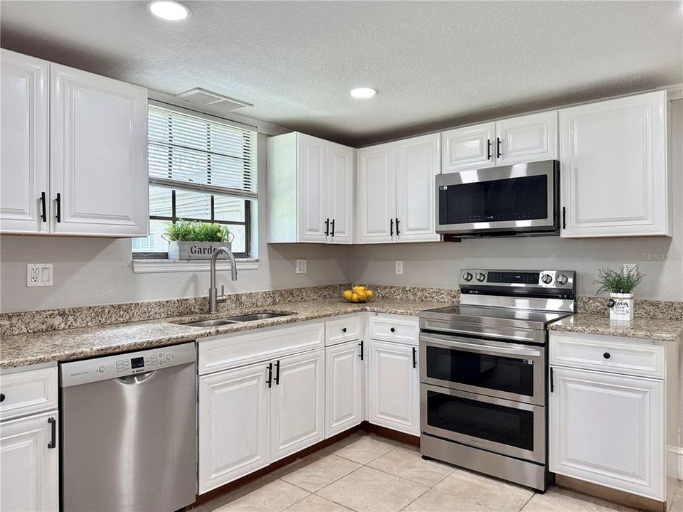 For Sale: $950,000 (3 beds, 3 baths, 3401 Square Feet)