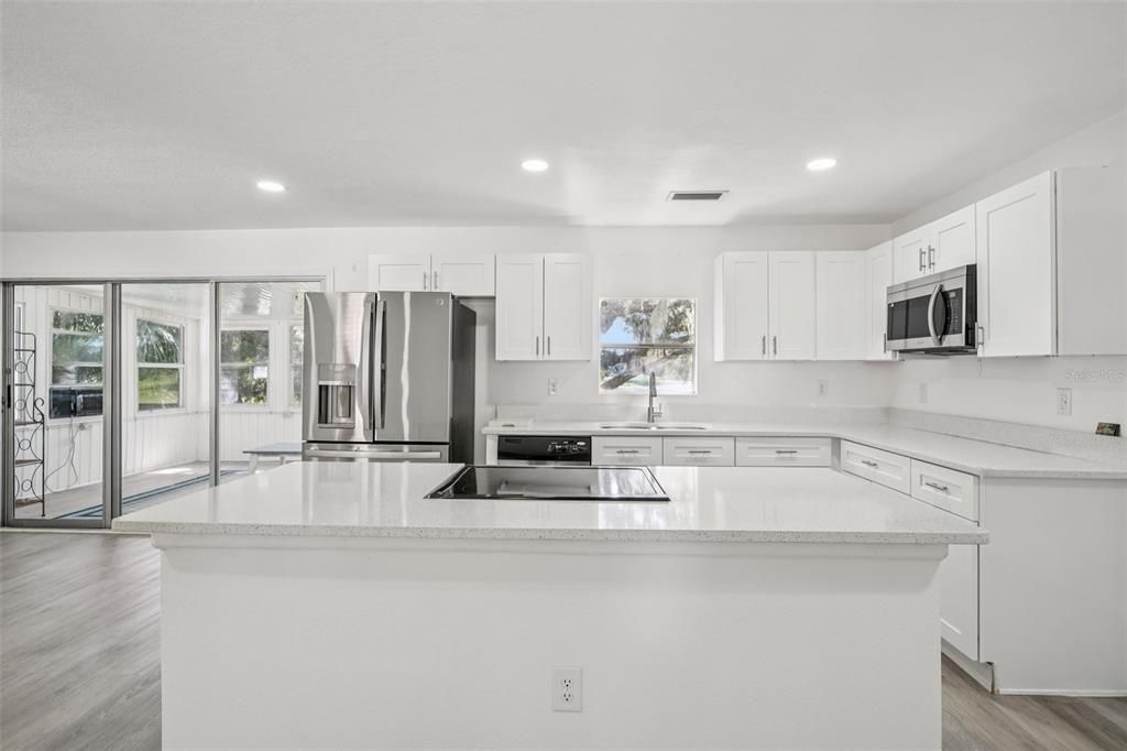 Под контрактом: $255,000 (2 спален, 2 ванн, 1080 Квадратных фут)