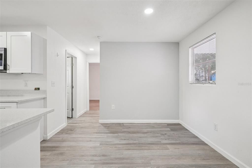 Под контрактом: $255,000 (2 спален, 2 ванн, 1080 Квадратных фут)