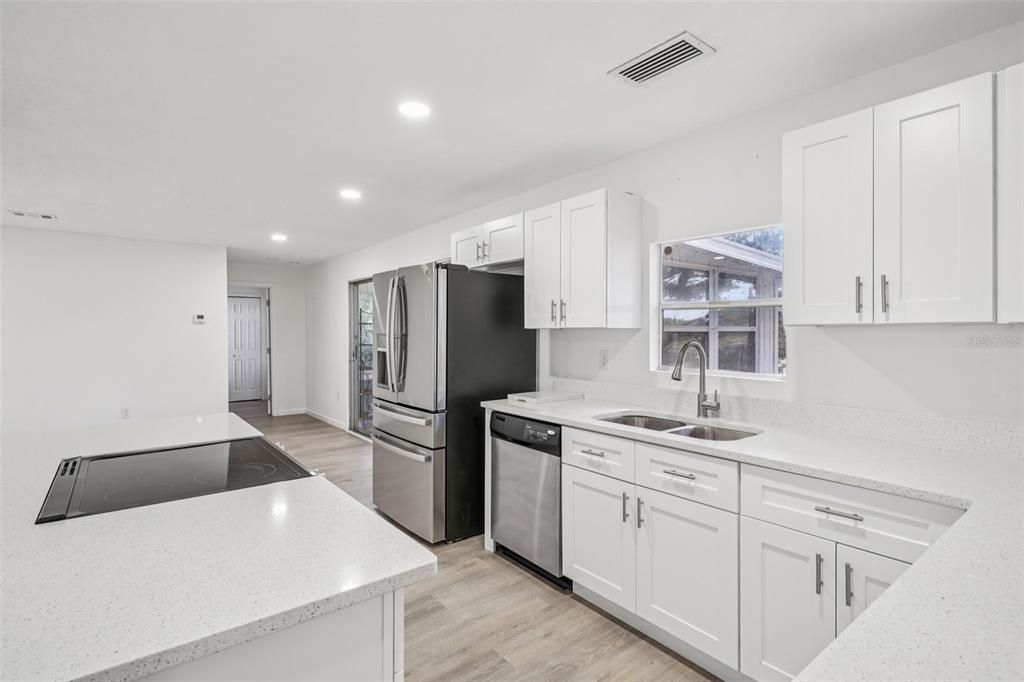 Под контрактом: $255,000 (2 спален, 2 ванн, 1080 Квадратных фут)