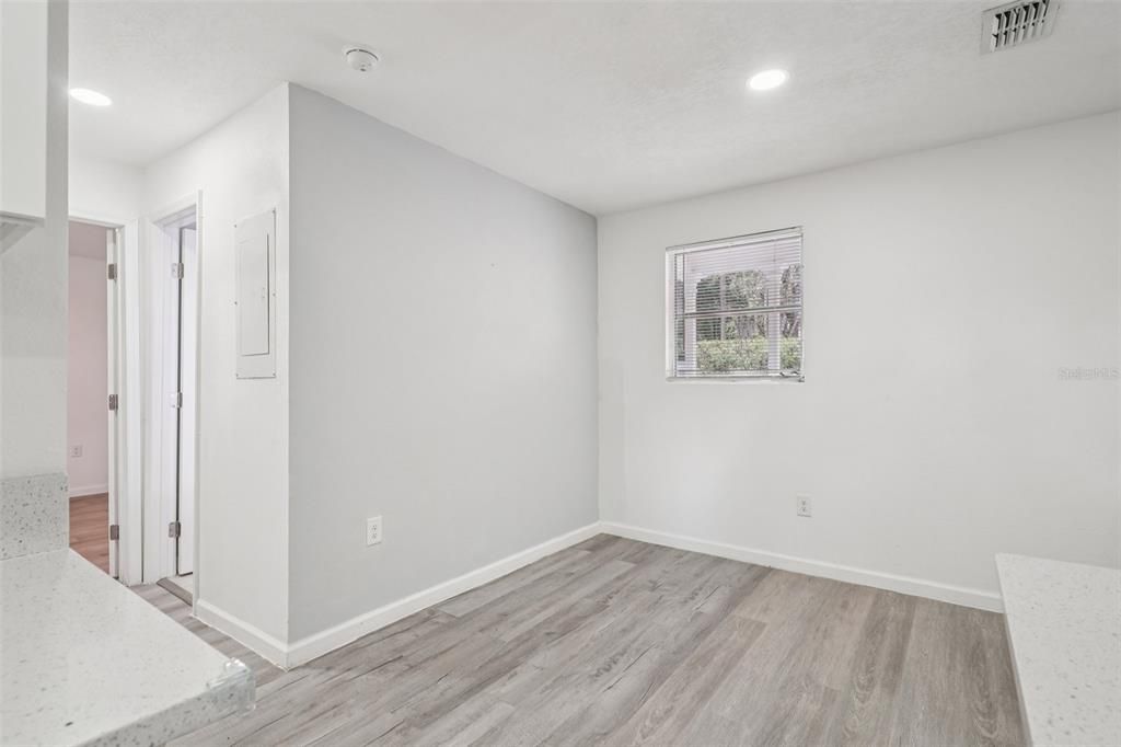 Под контрактом: $255,000 (2 спален, 2 ванн, 1080 Квадратных фут)