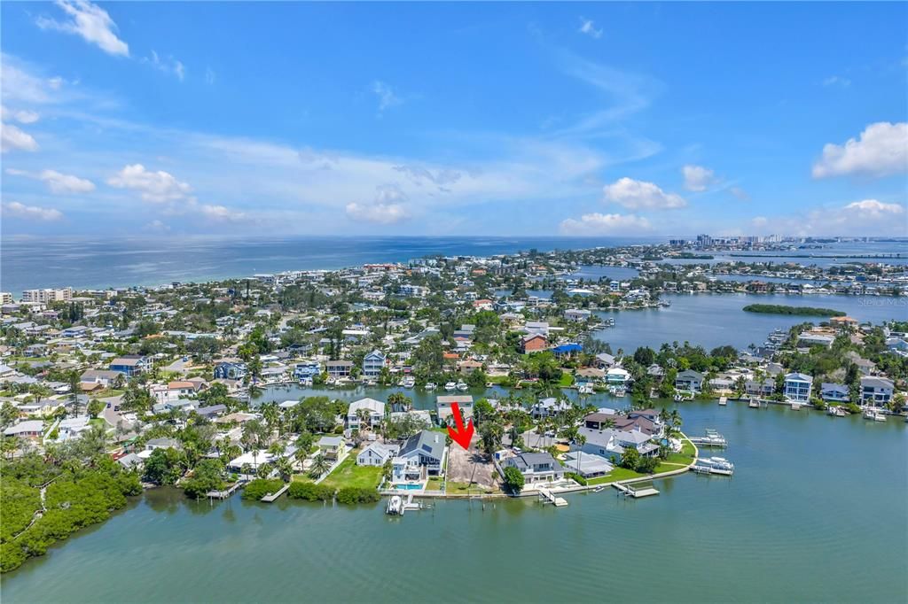 На продажу: $1,295,000 (0.23 acres)