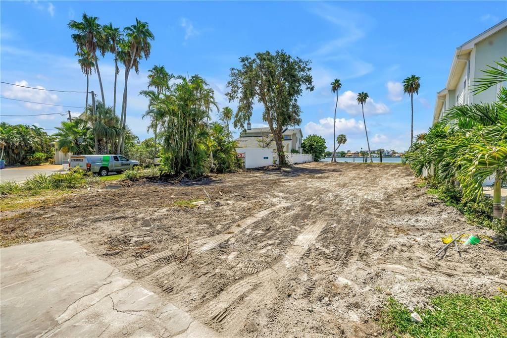 На продажу: $1,295,000 (0.23 acres)