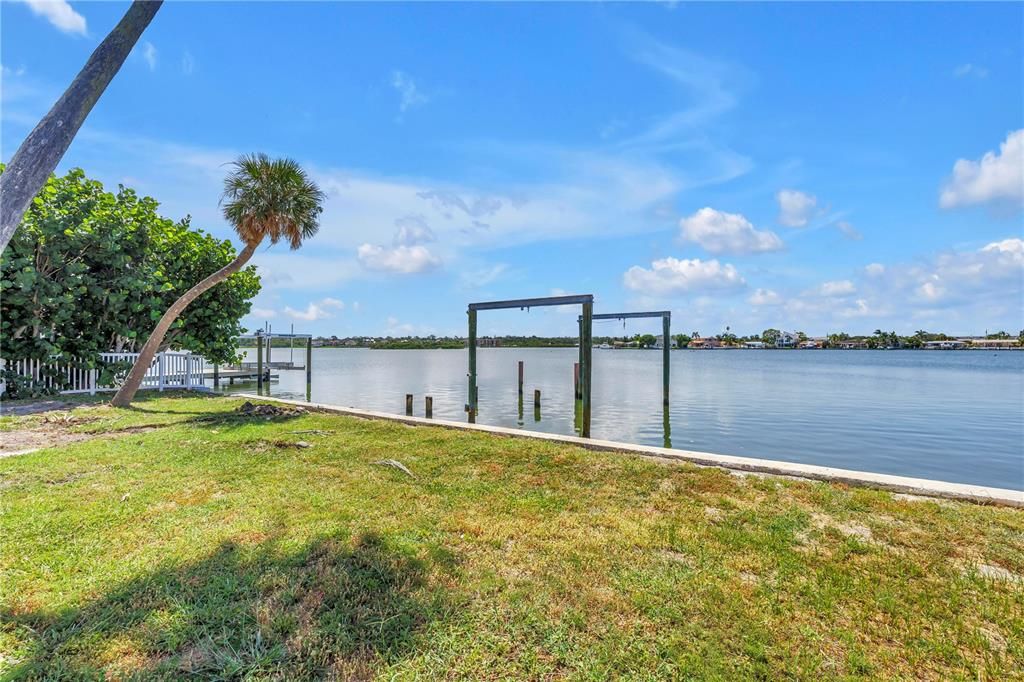 На продажу: $1,295,000 (0.23 acres)