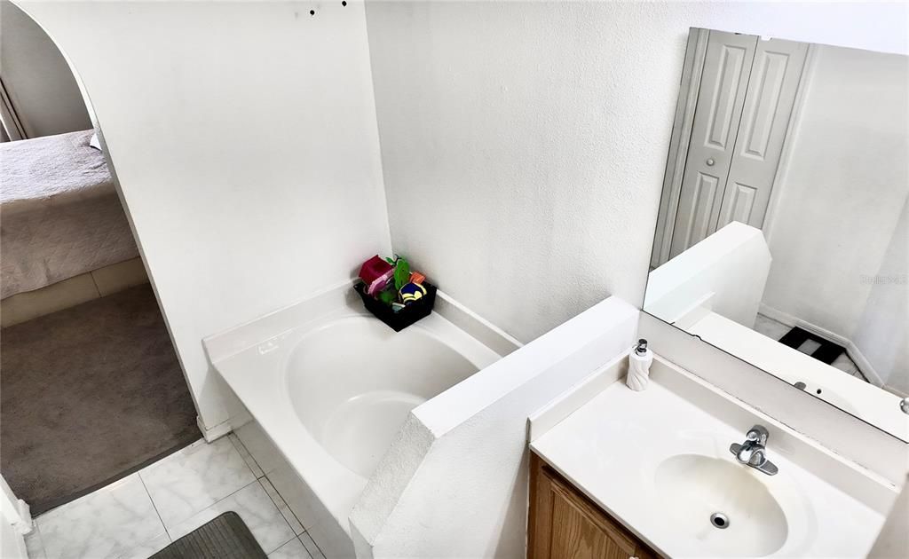 Active With Contract: $250,000 (3 beds, 2 baths, 1264 Square Feet)