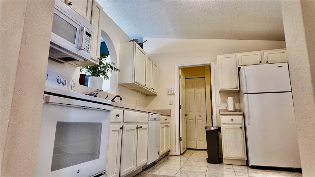 Active With Contract: $250,000 (3 beds, 2 baths, 1264 Square Feet)