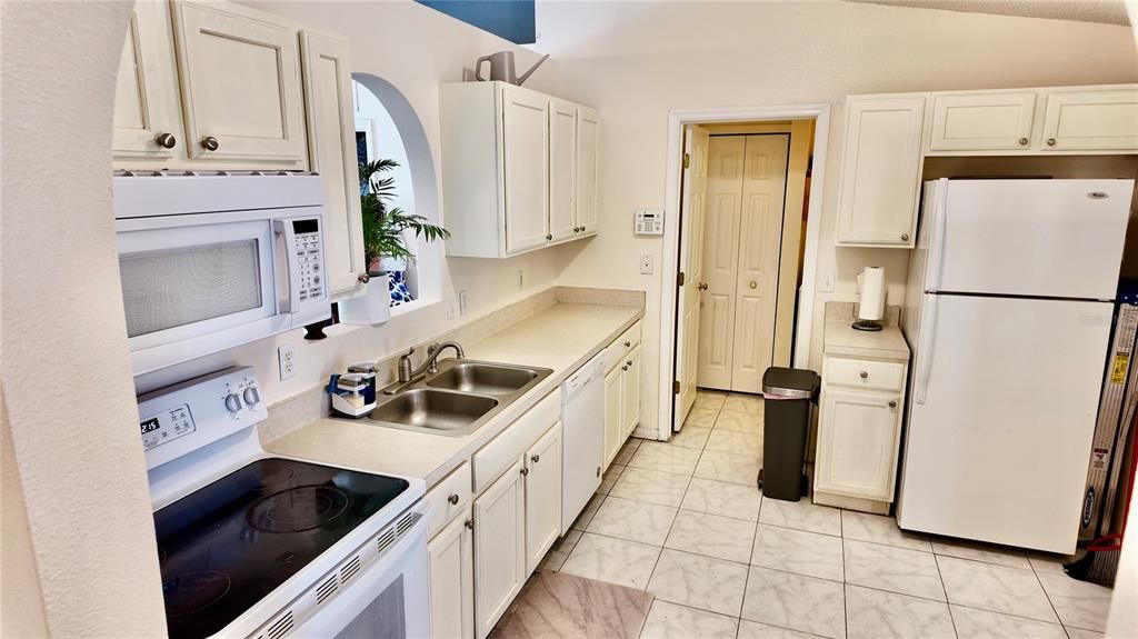 Active With Contract: $250,000 (3 beds, 2 baths, 1264 Square Feet)