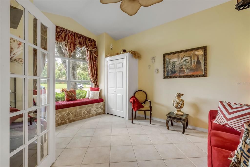 Под контрактом: $398,000 (3 спален, 2 ванн, 2053 Квадратных фут)