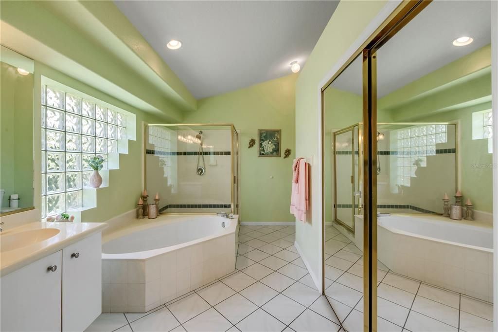 Под контрактом: $398,000 (3 спален, 2 ванн, 2053 Квадратных фут)