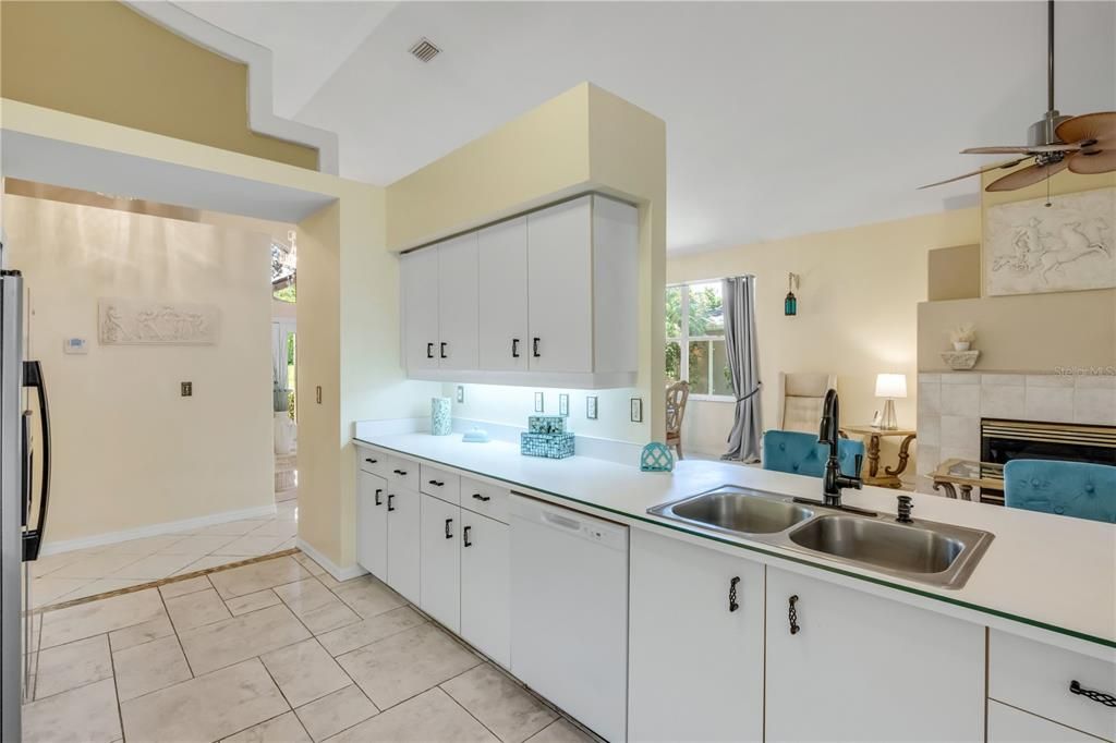 Под контрактом: $398,000 (3 спален, 2 ванн, 2053 Квадратных фут)