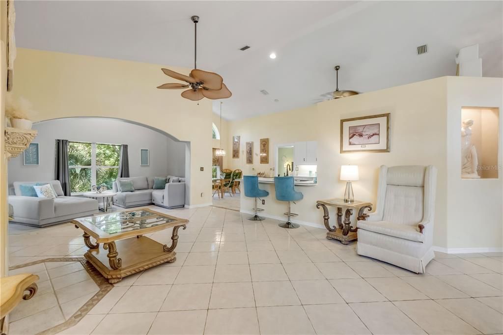 Под контрактом: $398,000 (3 спален, 2 ванн, 2053 Квадратных фут)