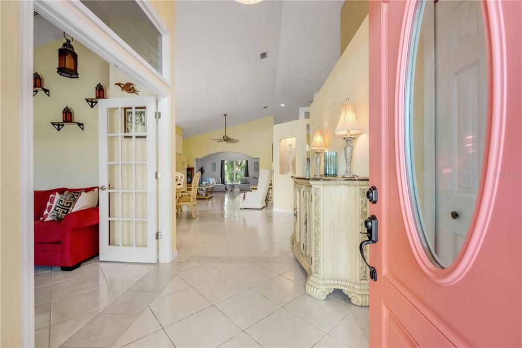 Под контрактом: $398,000 (3 спален, 2 ванн, 2053 Квадратных фут)