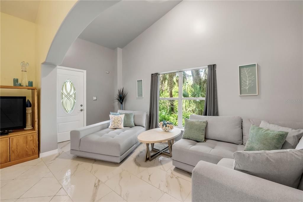 Под контрактом: $398,000 (3 спален, 2 ванн, 2053 Квадратных фут)