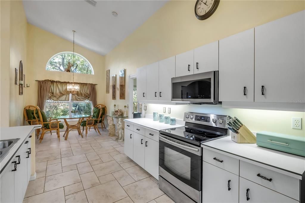 Под контрактом: $398,000 (3 спален, 2 ванн, 2053 Квадратных фут)