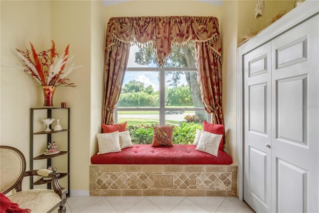 Под контрактом: $398,000 (3 спален, 2 ванн, 2053 Квадратных фут)