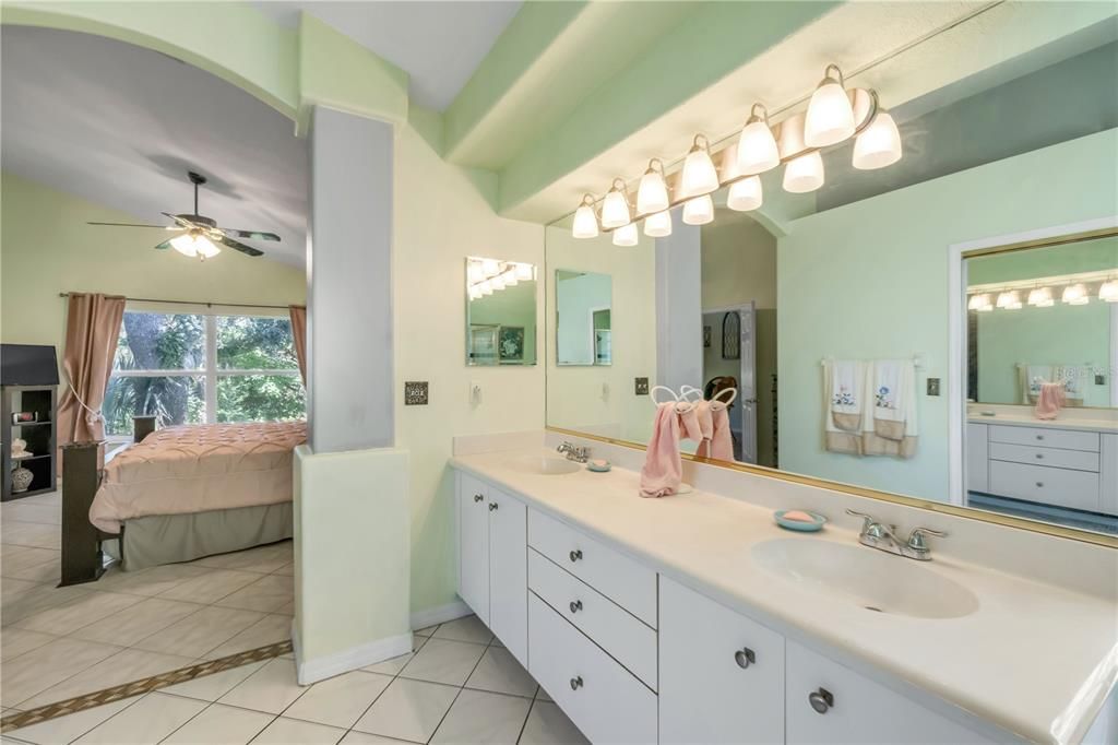 Под контрактом: $398,000 (3 спален, 2 ванн, 2053 Квадратных фут)