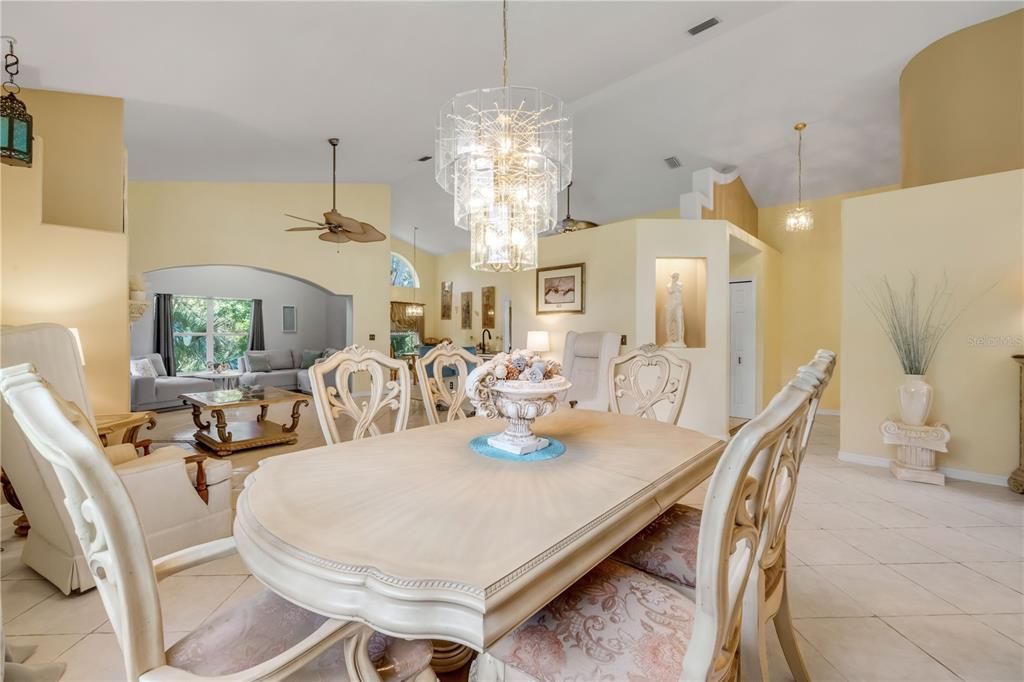 Под контрактом: $398,000 (3 спален, 2 ванн, 2053 Квадратных фут)