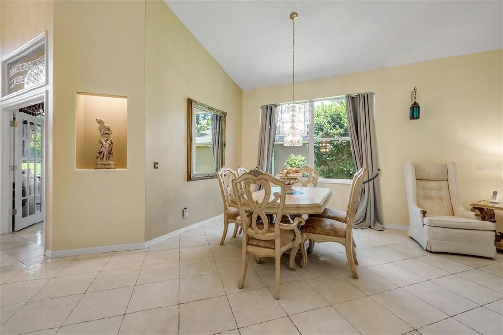 Под контрактом: $398,000 (3 спален, 2 ванн, 2053 Квадратных фут)