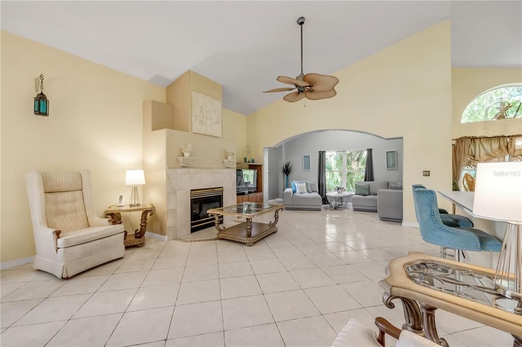 Под контрактом: $398,000 (3 спален, 2 ванн, 2053 Квадратных фут)