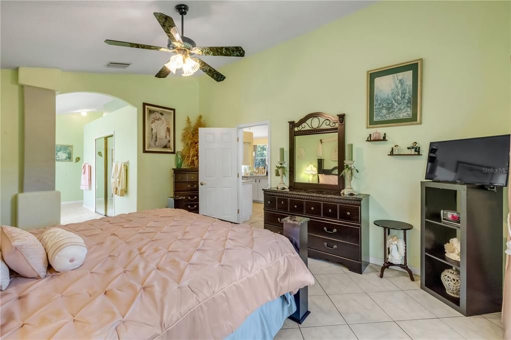 Под контрактом: $398,000 (3 спален, 2 ванн, 2053 Квадратных фут)