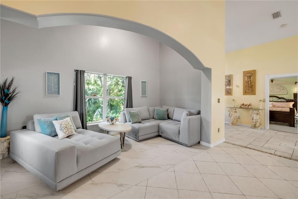 Под контрактом: $398,000 (3 спален, 2 ванн, 2053 Квадратных фут)