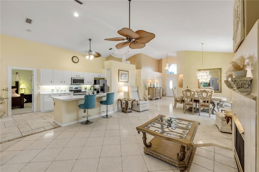 Под контрактом: $398,000 (3 спален, 2 ванн, 2053 Квадратных фут)