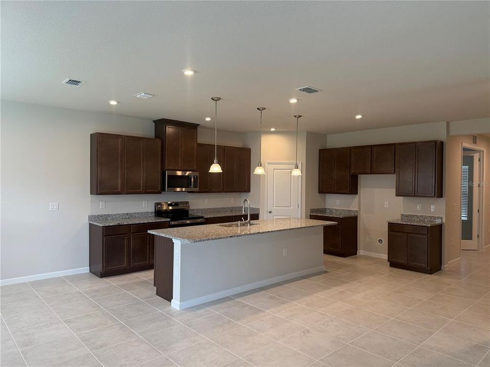 Activo con contrato: $501,020 (5 camas, 4 baños, 2797 Pies cuadrados)