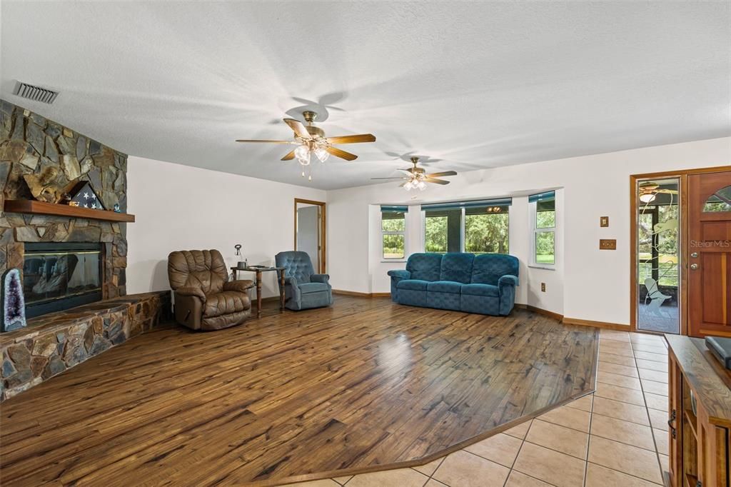 На продажу: $1,100,000 (3 спален, 2 ванн, 1940 Квадратных фут)