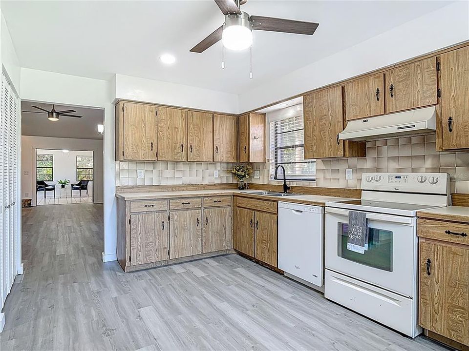 Activo con contrato: $279,000 (2 camas, 2 baños, 1515 Pies cuadrados)